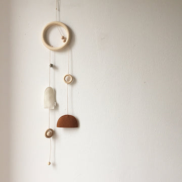 BEZISA - Houten mobieltje Kalon - Cava clay